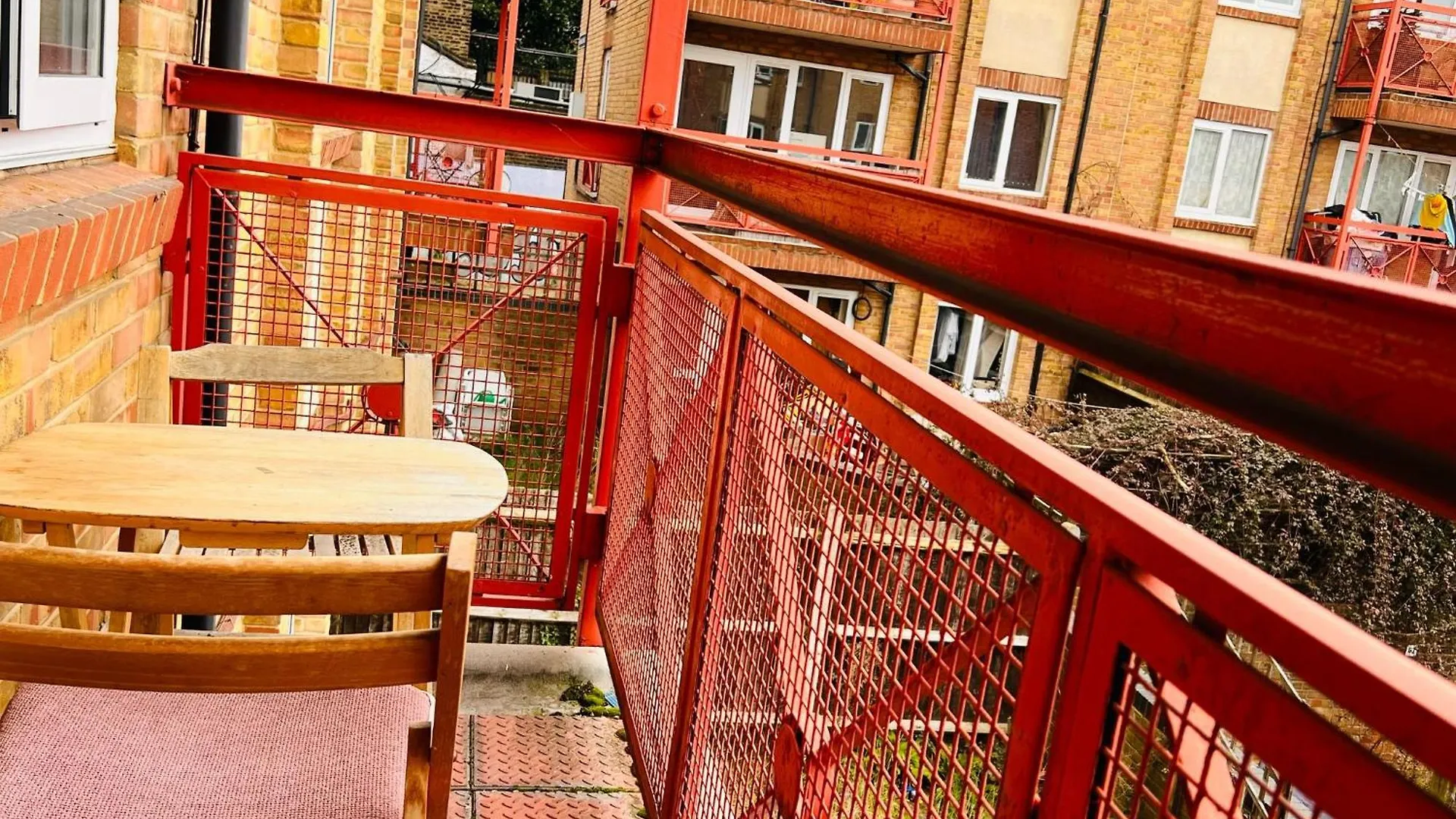 Charming 3-Bedroom, Bow, London 0*,