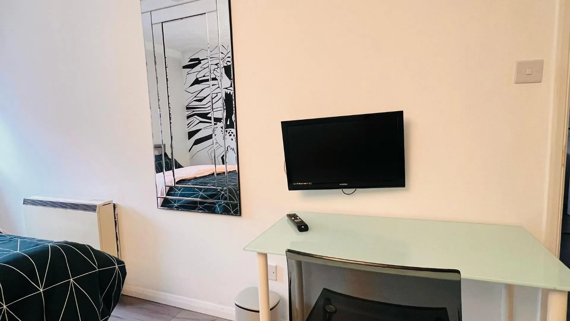 Charming 3-Bedroom, Bow, London Apartment