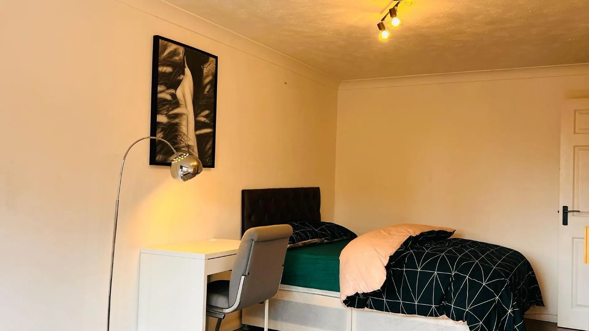 Apartment Charming 3-Bedroom, Bow, London