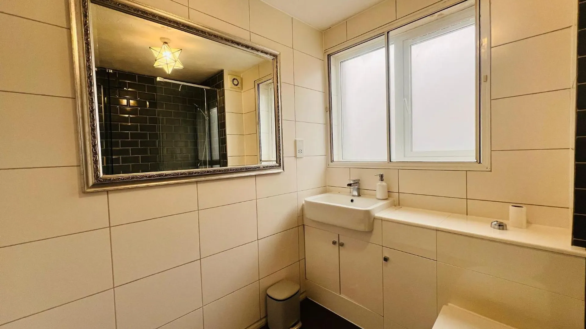 Charming 3-Bedroom, Bow, London
