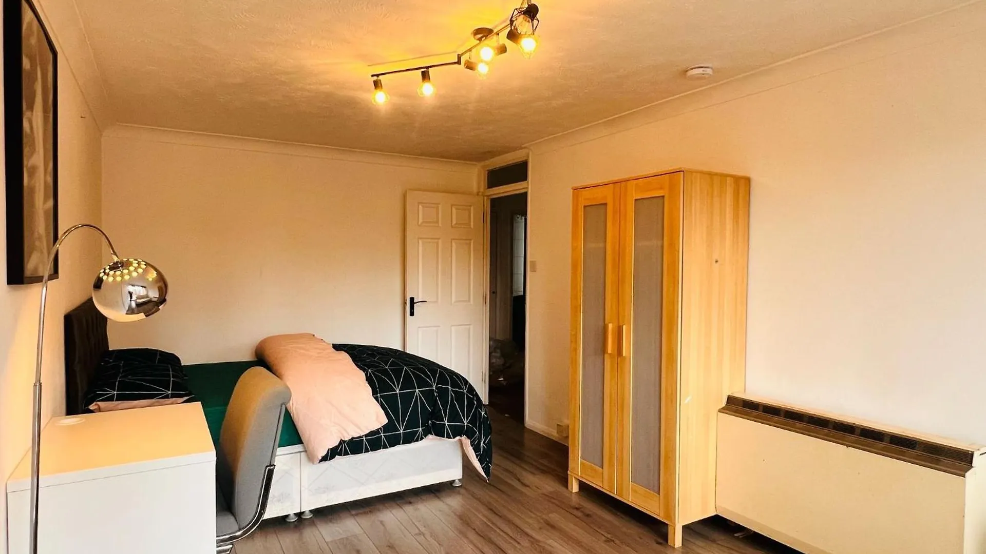 Charming 3-Bedroom, Bow, London Apartment