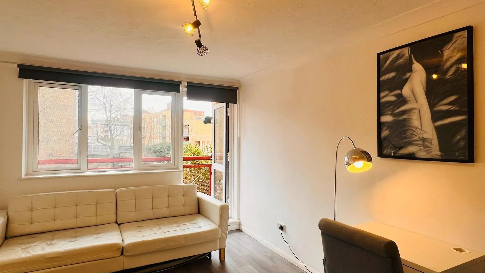 Charming 3-Bedroom, Bow, London 0*,
