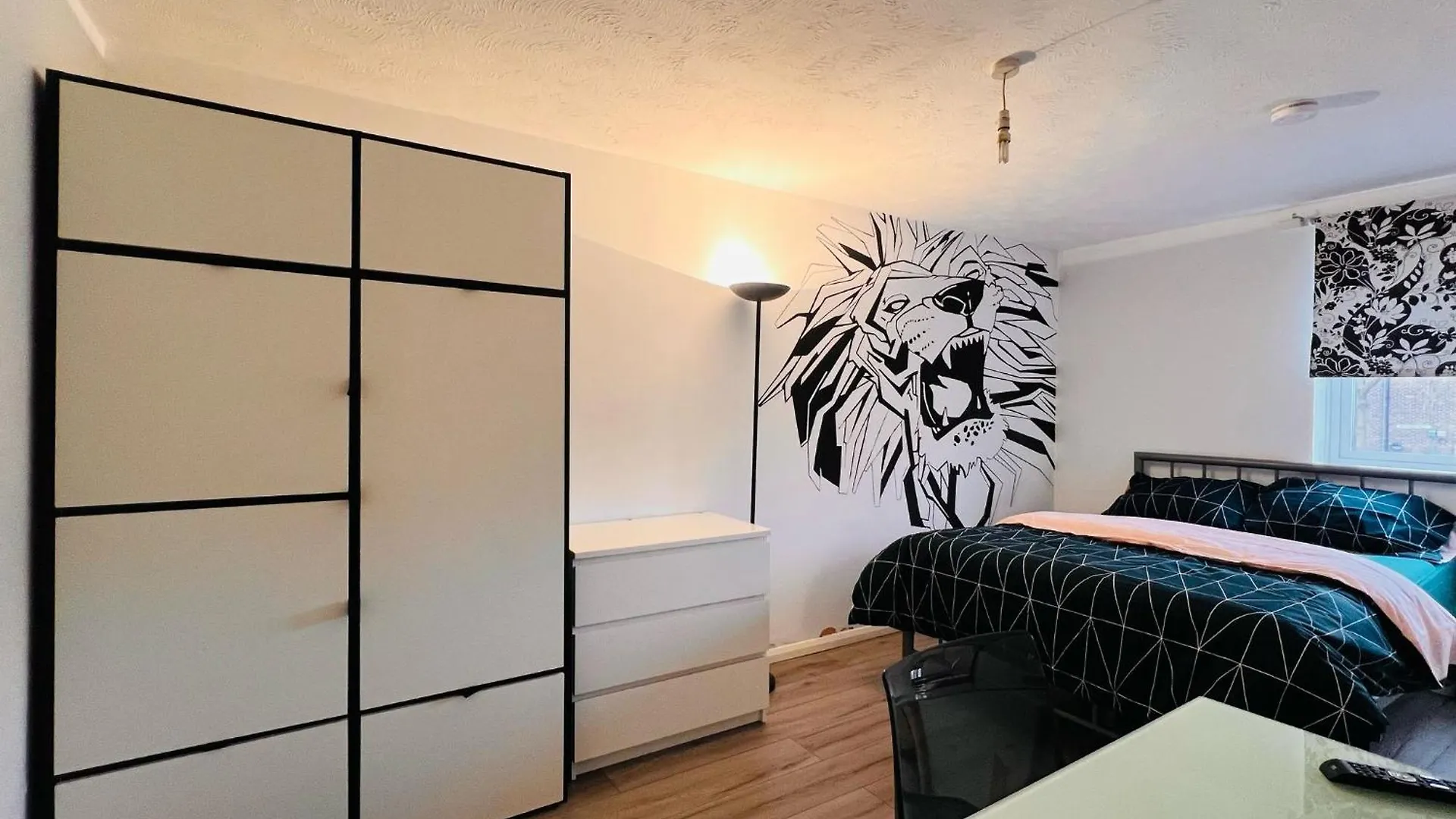Apartment Charming 3-Bedroom, Bow, London