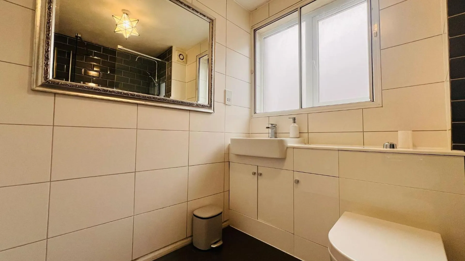 Charming 3-Bedroom, Bow, London Apartment