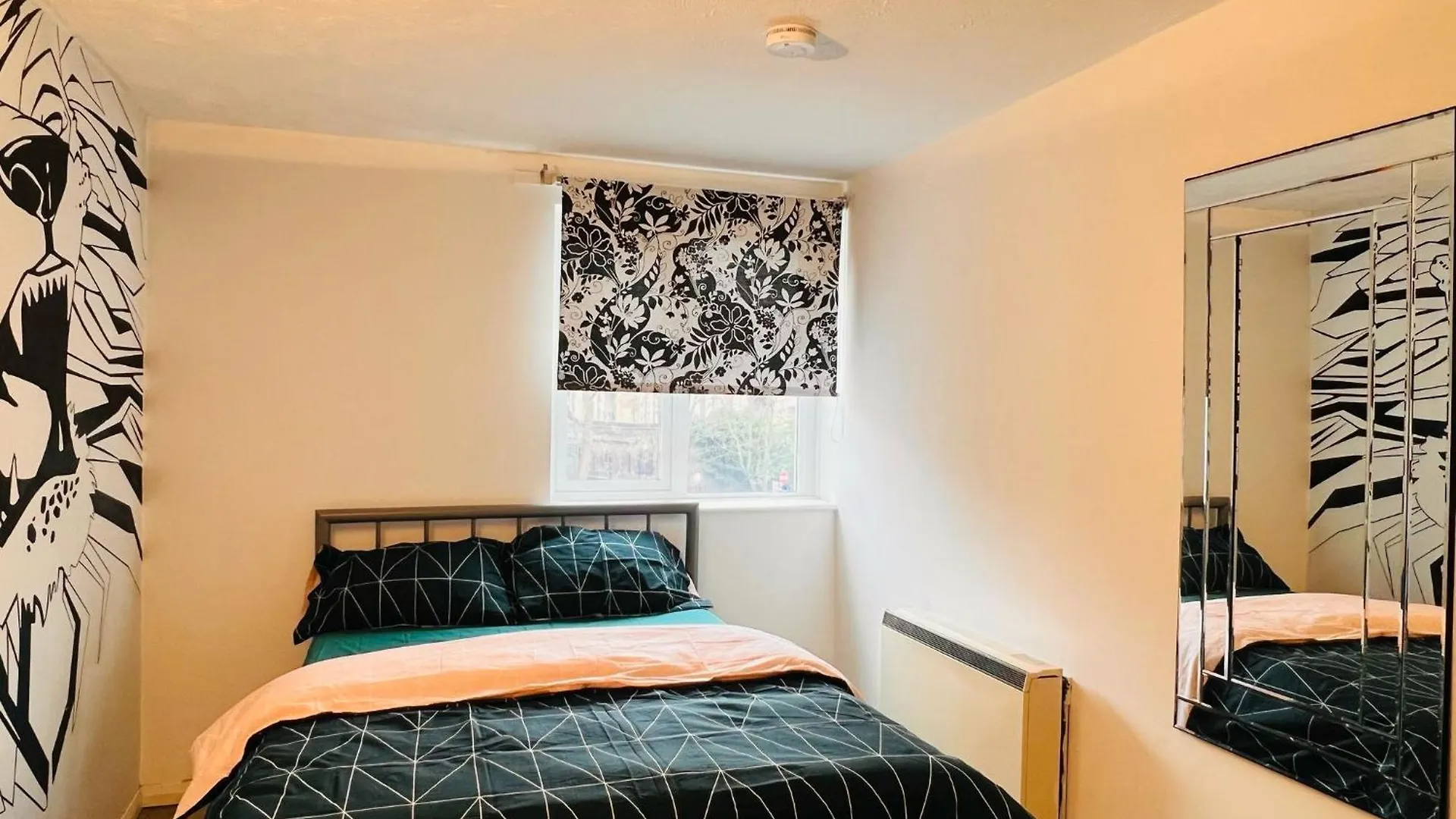 Charming 3-Bedroom, Bow, London location