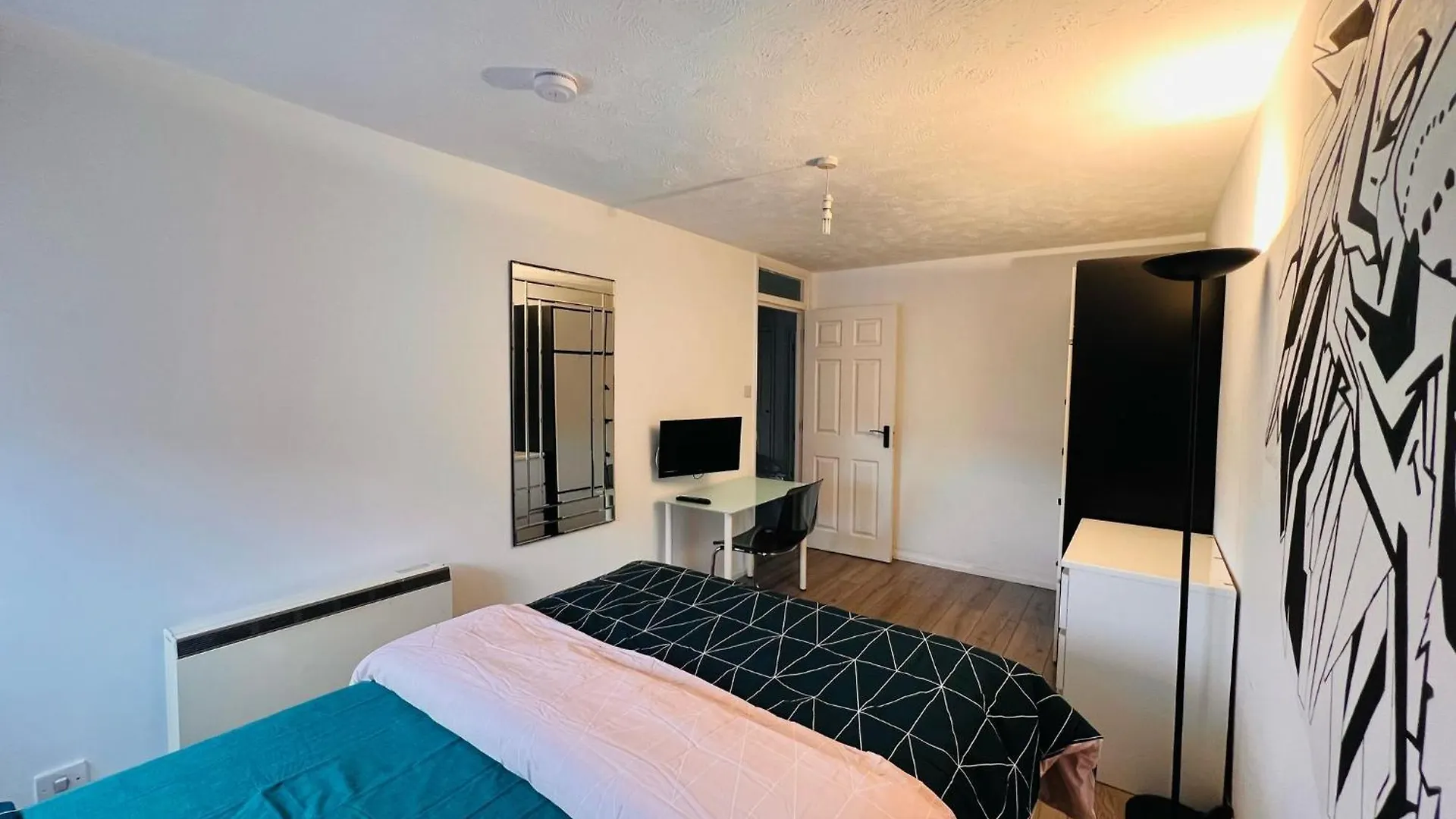 Charming 3-Bedroom, Bow, London Apartment