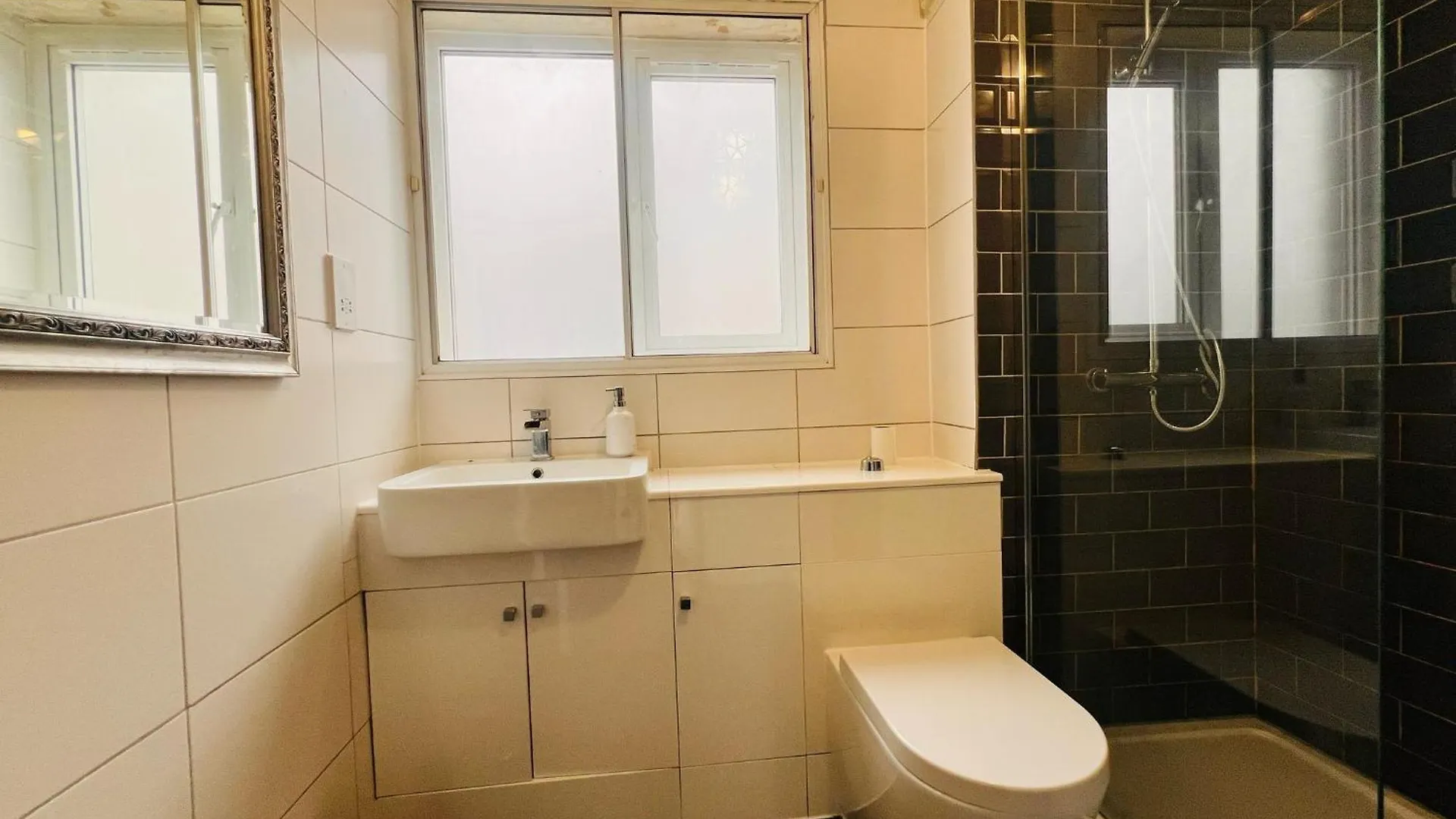 Charming 3-Bedroom, Bow, London 0*,