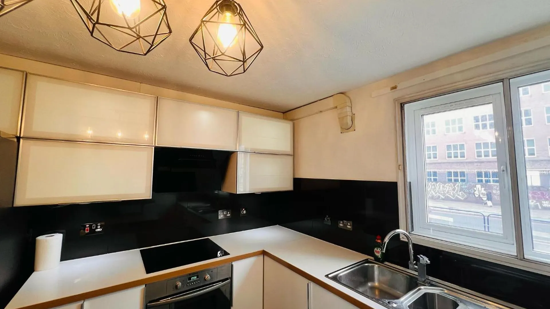 Charming 3-Bedroom, Bow, London