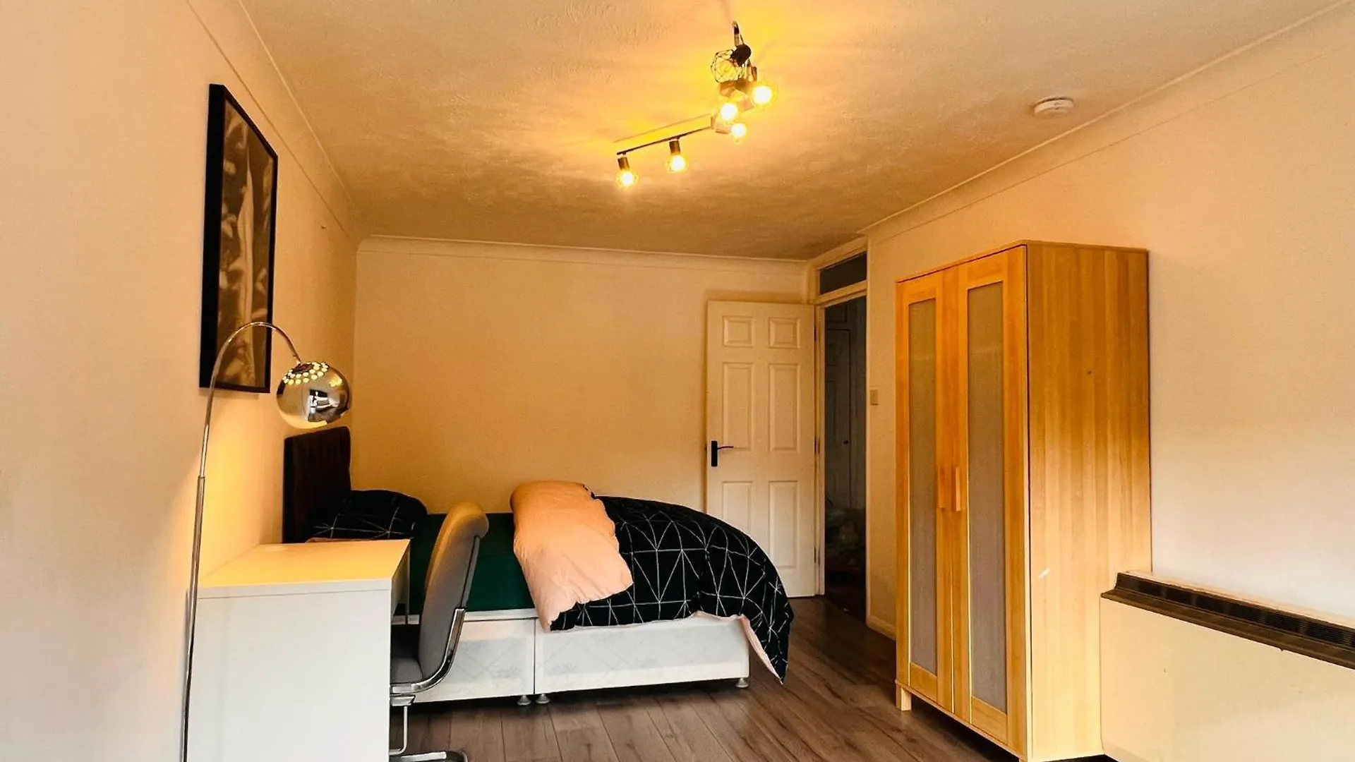 Charming 3-Bedroom, Bow, London 0*,