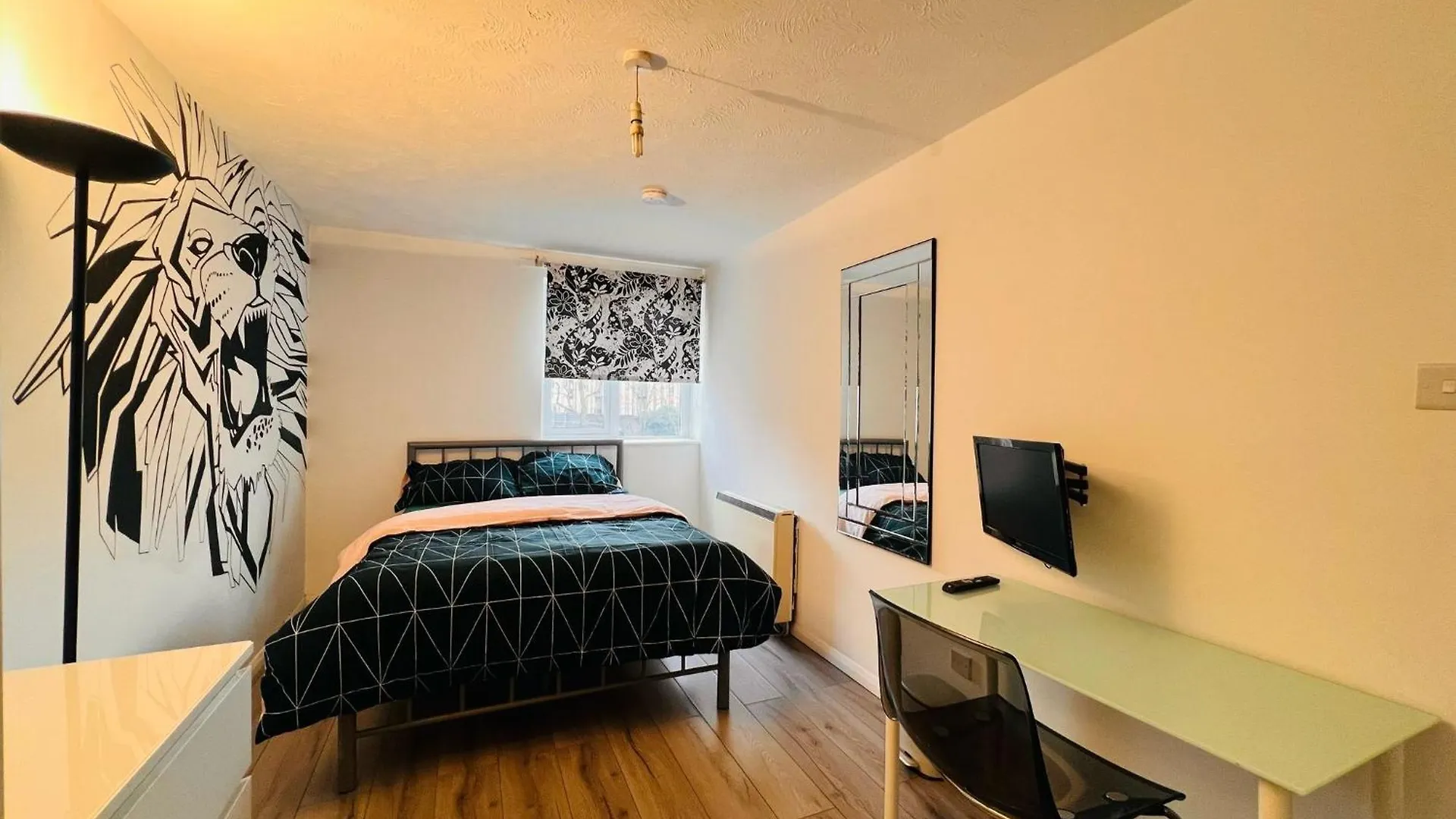 Apartment Charming 3-Bedroom, Bow, London