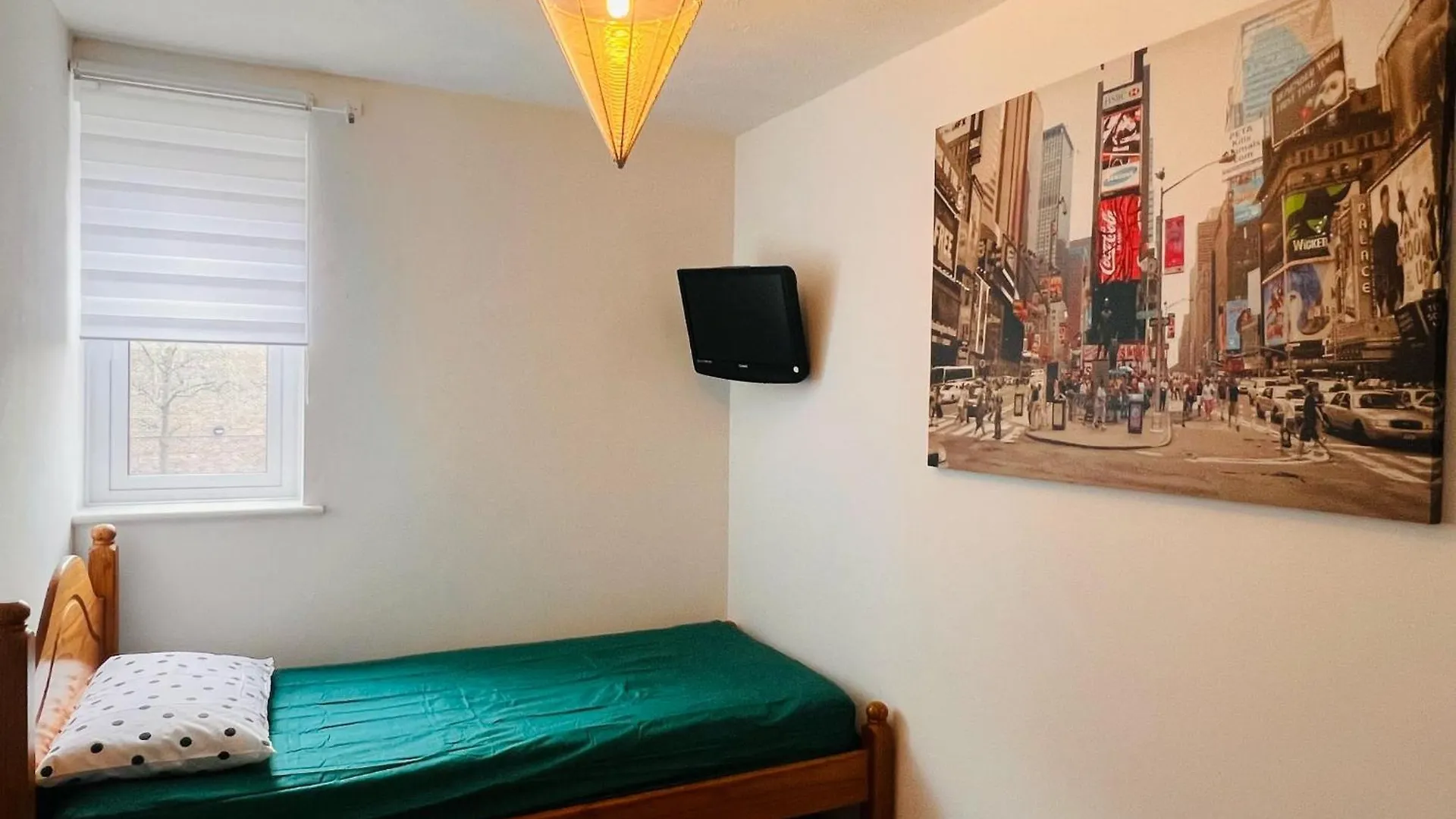 Charming 3-Bedroom, Bow, London Apartment