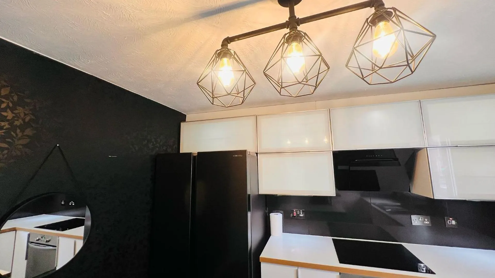 Charming 3-Bedroom, Bow, London 0*,