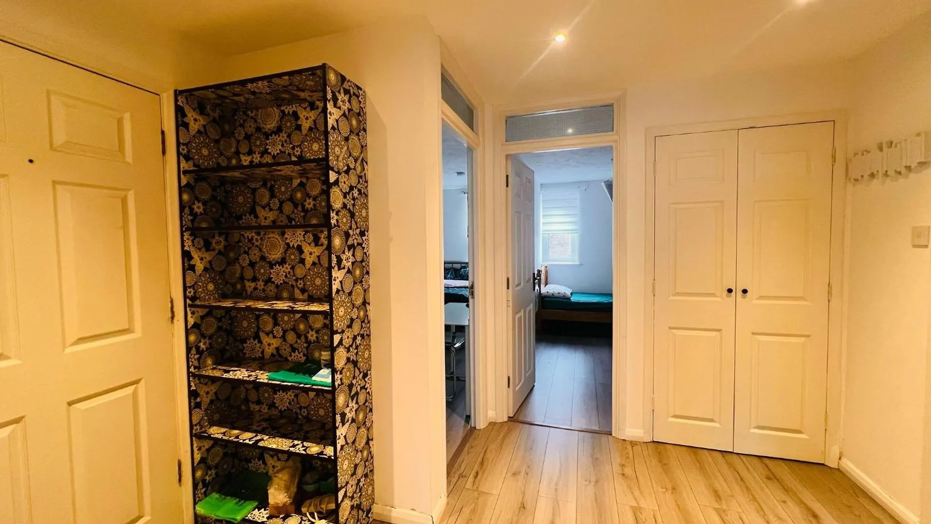 Apartment Charming 3-Bedroom, Bow, London